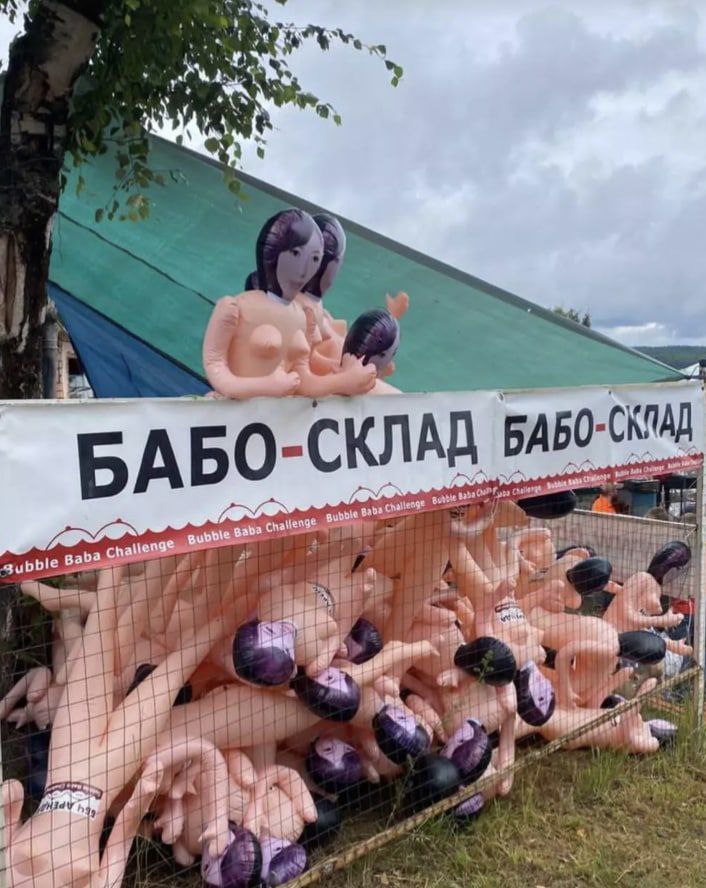 В России провели "скрепный" заплыв на резиновых женщинах: видео и фото традиционных забав